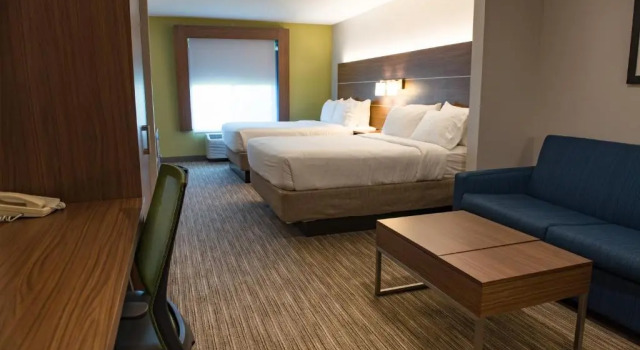 Четырёхместный люкс Holiday Inn Express Hotel & Suites Elkhart-South by IHG
