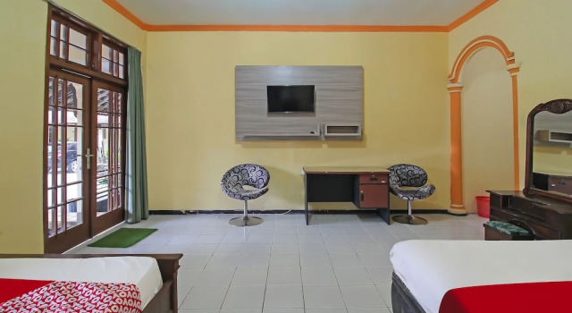 OYO 1984 Hotel Istana Family Syariah, Prenota Hotel Hotel a East Java con parcheggio, Parcheggio