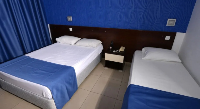Standardní Čtyřlůžkový pokoj s balkonem a a částečným výhledem na moře Les Palmiers Beach Hotel