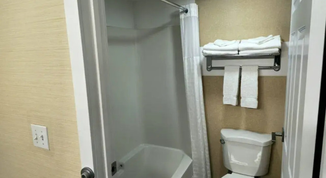 Четырёхместный люкс Rodeway Inn & Suites