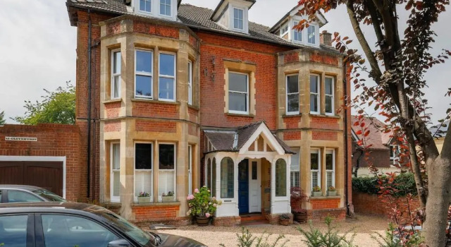 Lovely One Bed Apartment in Guildford, Забронировать Апартаменты/квартира Отели Суррей с парковкой, Парковка