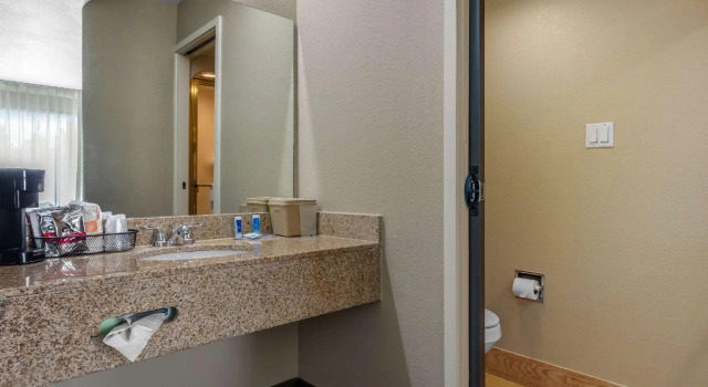 Четырёхместный номер Standard Rodeway Inn Tuscaloosa near University