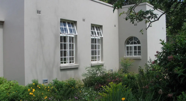 Modern Studio set an Expansive Garden - 2253