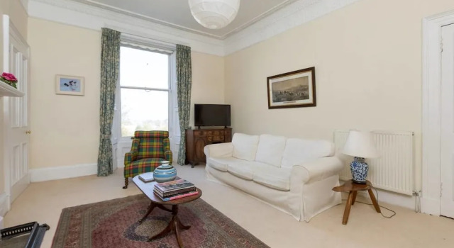 Lovely New Town 2 Bedroom Flat With Fireplace