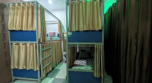Кровать в общем номере Taj Street Hostel