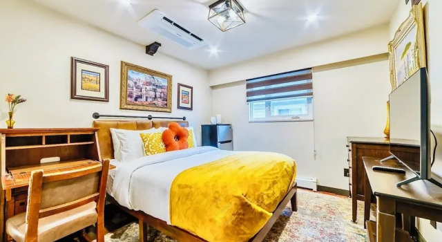 Номер Classic Neocolonial Nouveau Kensington Vacation Home