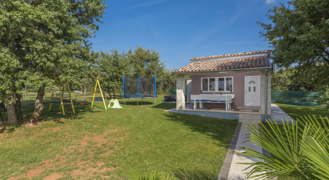 Holiday House with pool, garden, playground and BBQ - surrounded by nature, Забронировать Отель Отели Rovinj Riviera с бассейном, Бассейн