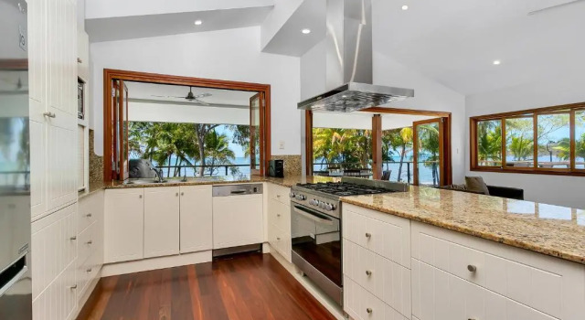 Коттедж с 5 комнатами с видом на океан Reeflections Beachfront Holiday House