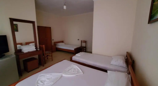 Четырёхместный номер Standard с балконом Hotel Rixhi