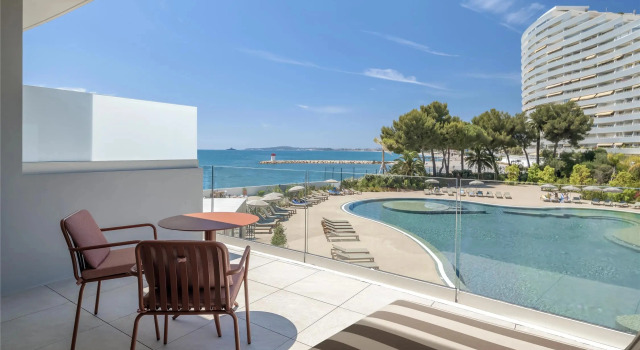 Номер Deluxe Marina Bay Riviera Hotel, Curio Collection by Hilton