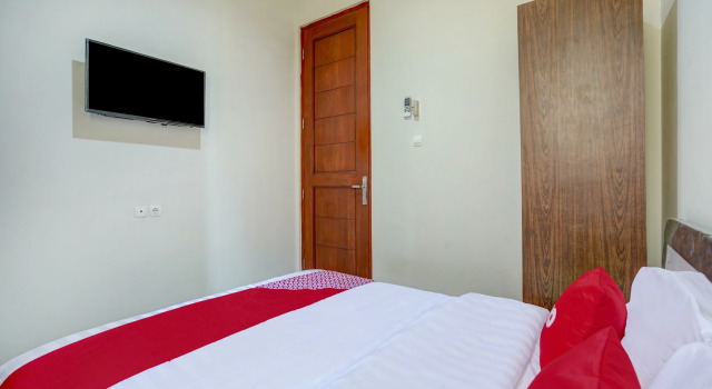Camera Standard RedDoorz Syariah near Bypass Krian