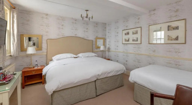 Трёхместный номер Standard Royal Hotel