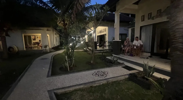 Кровать в общем номере Segara Wangi Beach Cottages