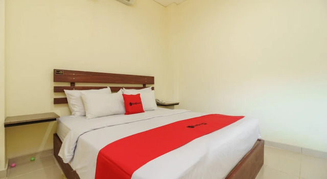 Номер Deluxe RedDoorz Syariah near Jembatan Siti Nurbaya Padang