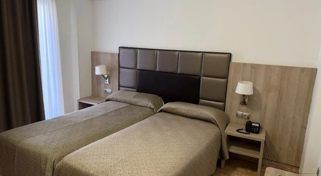 Четырёхместный номер Standard с балконом Hotel Ciutadella