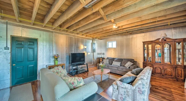 Updated Berger Cottage w/ Pool, on a Private Farm!, Prenota Casa vacanze Berger Stati Uniti