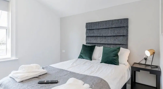 Alluring Holiday Home in Watford near Harry Potter Studio, Забронировать Отель Отели Уотфорд 3 звезды, рядом с Watford Colosseum, 3*