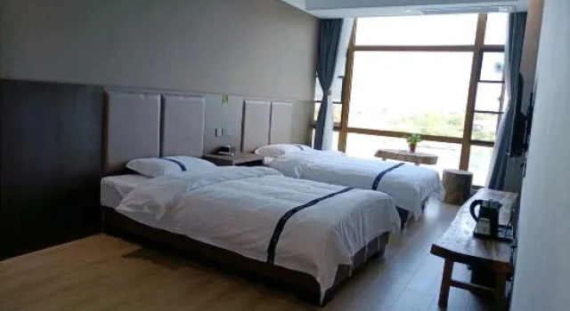 Люкс с видом на озеро LinHuHotel