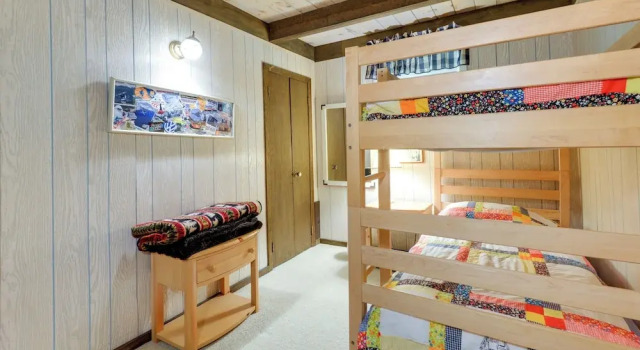 West Dover Home - Steps to Mount Snow Resort!, Buchen Sie Ferienhaus  