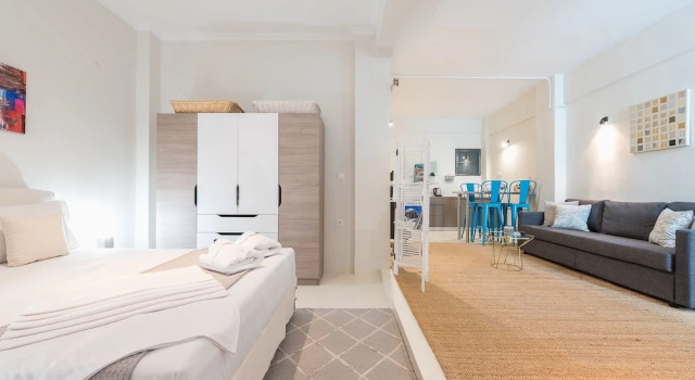 Stylish and Spacious Koukaki Apartment by Cloudkeys, Забронировать Апартаменты/квартира Неос-Космос Афины, рядом с Холм Филопаппос