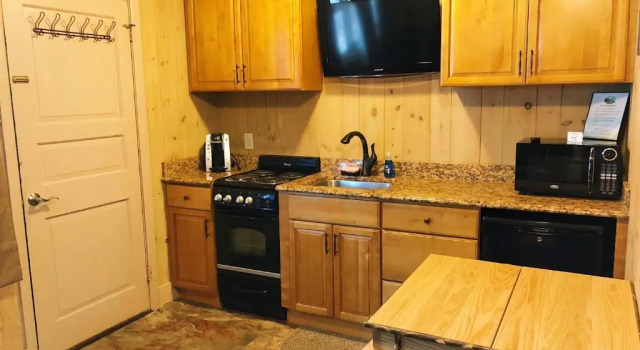 Двухместный люкс Shore Meadows Lodge LLC