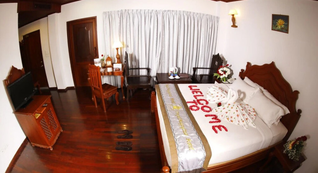 Номер Deluxe с балконом KMA Naypyitaw Hotel