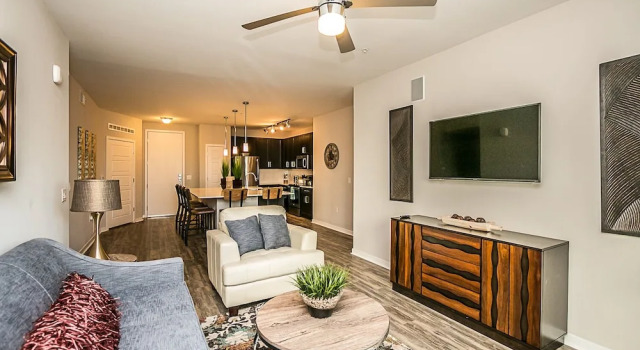 Upscale King, Pool View, Close to Kierland w/Parking (316)