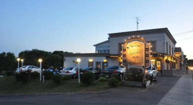 Motel Bel-Eau, Book Motel Hoteller i Montebello med pool, Swimmingpool