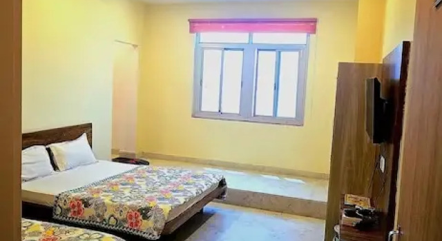Sunrise Hotel & Restaurant, Rezerwuj Hotel Hotele w Sikar z parkingiem, Parking