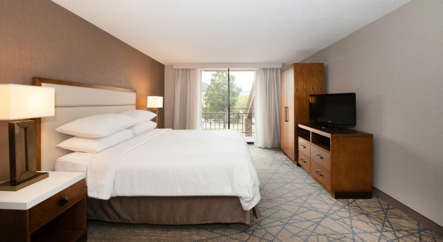 Embassy Suites by Hilton Colorado Springs, Buchen Sie Hotel Hotels in Colorade Springs mit Pool, Schwimmbad