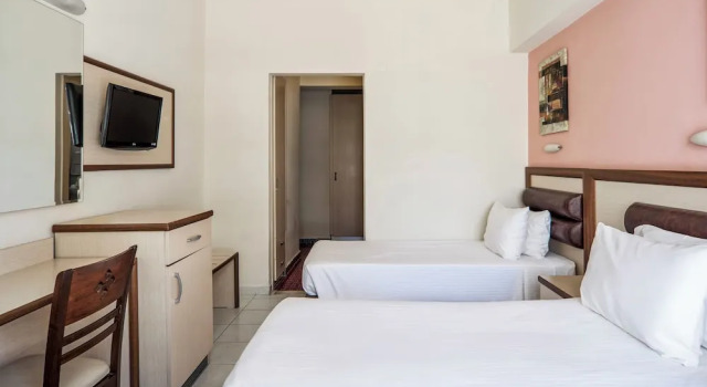 Трёхместный номер Standard с балконом Pearl Hotel