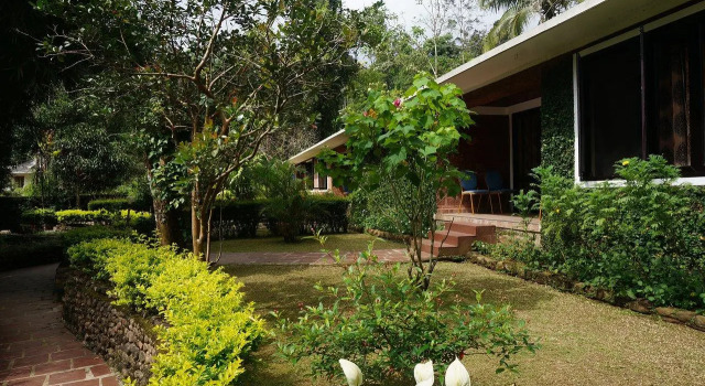 Люкс с 2 комнатами Falling Waters Munnar