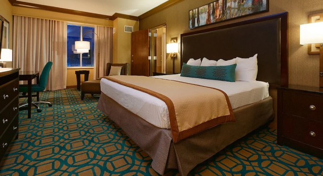 Номер Deluxe Riverwalk Casino Hotel