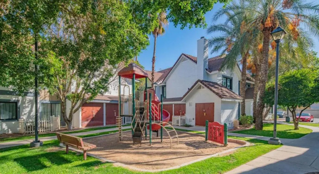 Апартаменты Metro PHX Upstairs 2bd sleeps 6 heated pool PETS ALLOWED