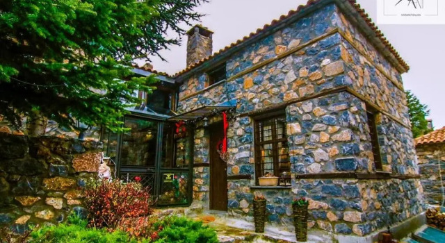 Charming 3-storey Loft with fireplace, Book Feriehus Villaer i Aghios Athanasios, Villa