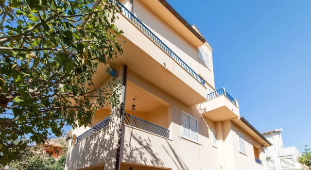 Коттедж с балконом A Sun-drenched Holiday Apartment Near the Sicilian Coastline