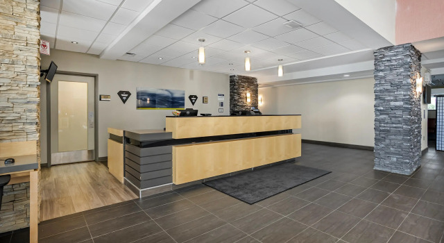 Best Western Plus Airport Inn & Suites, Boek Hotel North Industrial Saskatoon