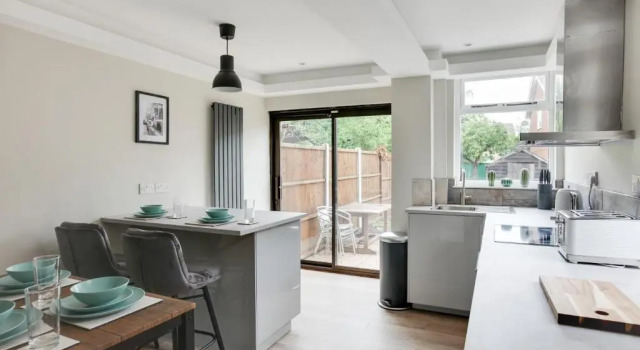 Коттедж Spacious Three Bedroom House