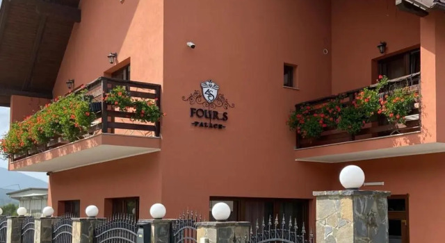 Four S Palace, Varaa Matkakoti Hotellit Carpathians - Romania uima-altaalla, Uima-allas