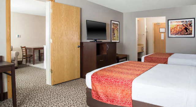 Полулюкс Gray Wolf Inn & Suites