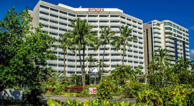 Кровать в общем номере с видом на сад Rydges Esplanade Resort Cairns