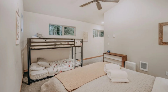 52gs - Hot Tub - Wifi - Pets Ok - Wood Stove - Sleeps 6 2 Bedroom Home by RedAwning, Prenota Casa vacanze Warnick Stati Uniti