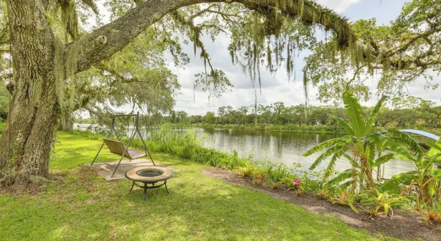 Коттедж Boat Lift & Private Dock: Riverfront Labelle Gem