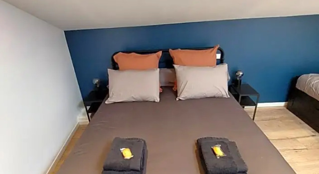 Emilie une nuit - 3 chambres au 2e étage - maison avec chats, Boek Hotel Vandieres 