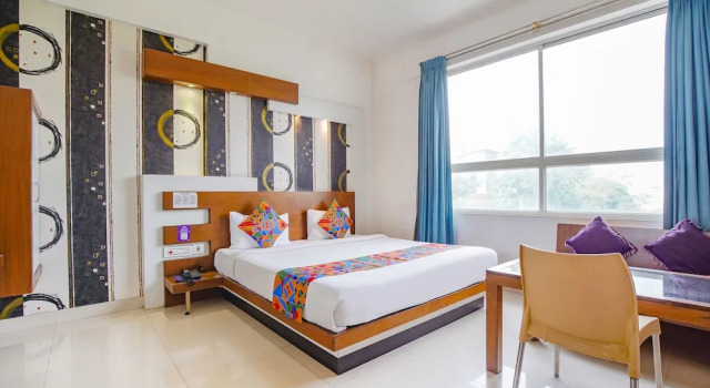 Номер Deluxe FabHotel Emirates Suites