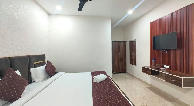 Hotel Ganges Place Varanasi with free AC
