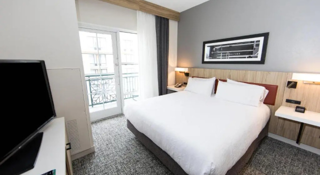 Двухместный номер с балконом Hilton Garden Inn Savannah Historic District