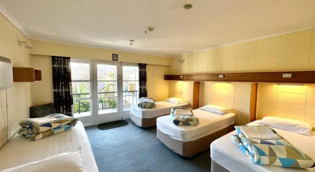 Четырёхместный номер Standard Te Anau Lakefront Backpackers