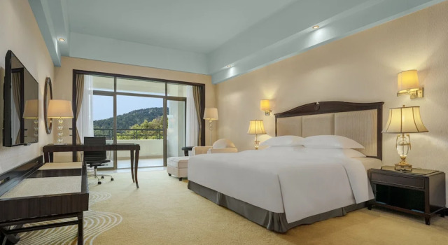 Двухместный номер Deluxe с балконом и с видом на горы Country Garden Phoenix Hotel Chongqing