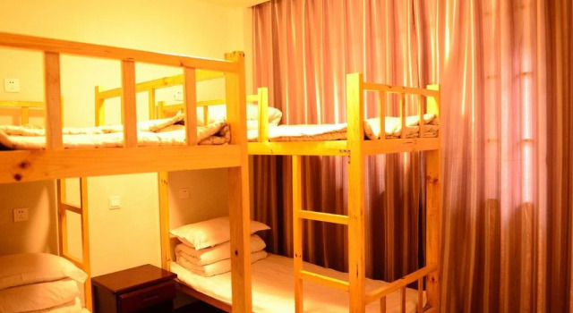 Pigeon Tree Youth Hostel, Book Hostel / Vandrerhjem Hoteller i Yichang med parkering, Parkering